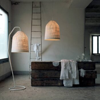 Karman Black Out – biela stojaca lampa