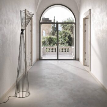 Karman LED stojaca lampa Ikonika, čierna, výška 180 cm, kov