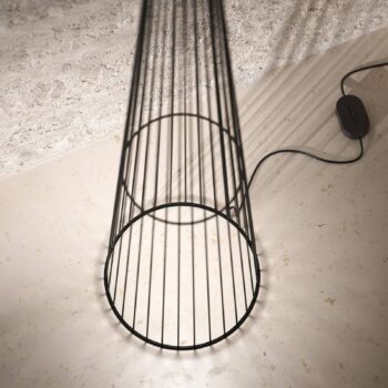 Karman LED stojaca lampa Ikonika, čierna, výška 180 cm, kov