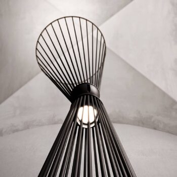 Karman LED stojaca lampa Ikonika, čierna, výška 180 cm, kov