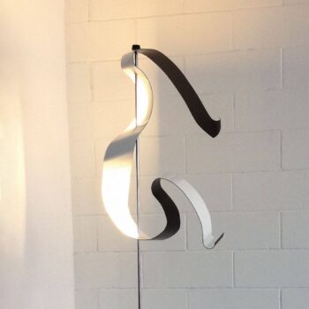 Knikerboker Curve stojaca LED lampa striebro