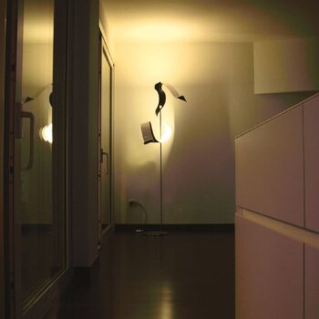 Knikerboker Curve stojaca LED lampa striebro