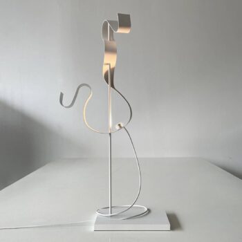 Knikerboker Curve stolová LED lampa, biela