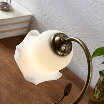 Kvetinovo navrhnutá stolná lampa Matea