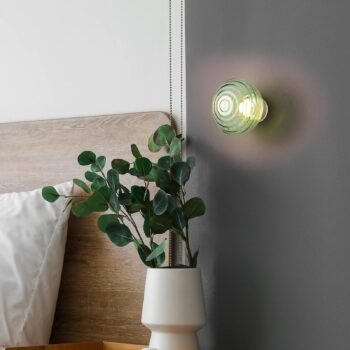 LED akumulátorové nástenné svetlo Earl, mosadz/zelená, sklo, Ø 15,5 cm