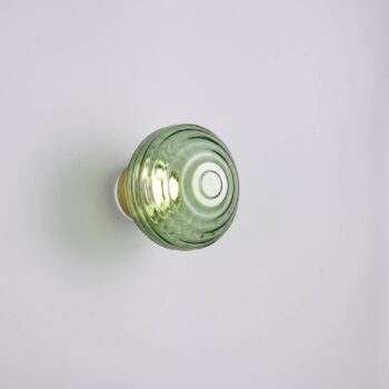 LED akumulátorové nástenné svetlo Earl, mosadz/zelená, sklo, Ø 15,5 cm