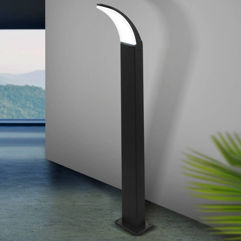 LED chodníková lampa Fiumicino v ohnutom tvare LED chodníková lampa Fiumicino v ohnutom tvare