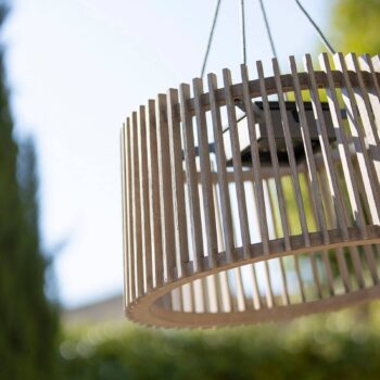 LED solárna stojacia lampa Skaal s podstavcom z lávového kameňa