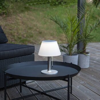 LED solárna stolová lampa Solia s ťahovým spínačom