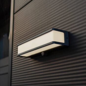 LED solárne nástenné svietidlo Doblo so senzorom, šírka 35 cm