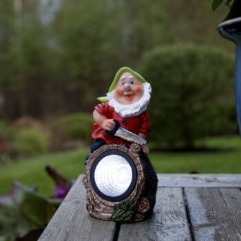 LED solárne svetlo Gnomy farebný/červený plastový 21 cm drevorubač