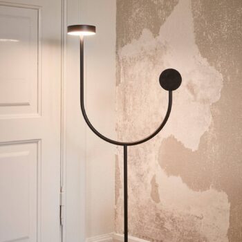 LED stojacia lampa AYTM Grasil, čierna, mramor, výška 127 cm