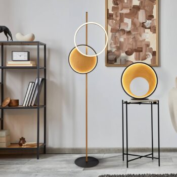 LED stojacia lampa Curio, vzhľad dreva