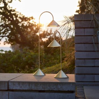 LED stojacia lampa FRANDSEN Grasp, mosadzná farba, výška 72 cm