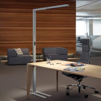 LED stojacia lampa MAULsirius, strieborná, CCT, stmievateľné, základňa