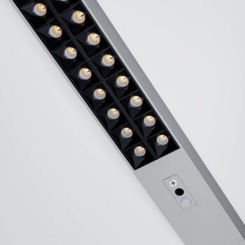 LED stojacia lampa MAULsirius, strieborná, CCT, stmievateľné, základňa