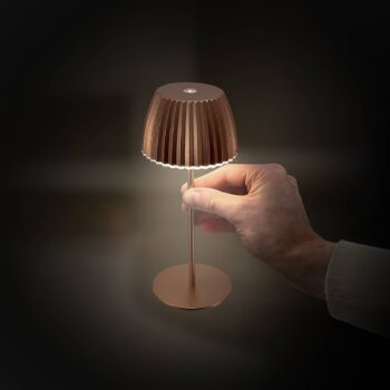LED stolová lampa Brilo unplugged Riffle, 20 cm, medená