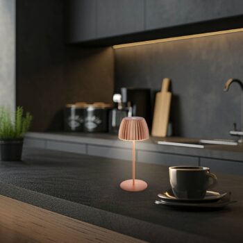 LED stolová lampa Brilo unplugged Riffle, 20 cm, medená