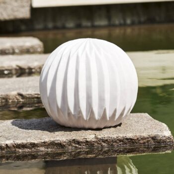 LED terasová lampa Sandy, Ø 25,5 cm biela plastová batéria