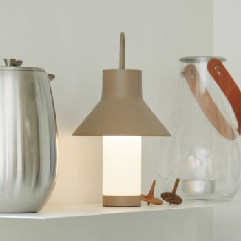 LOOM DESIGN LED dobíjacia stolová lampa Shadow Small, béžová, IP65