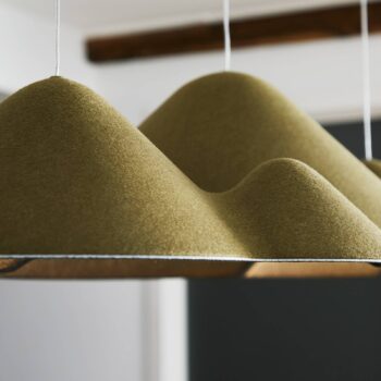LOOM DESIGN LED závesné svietidlo Panorama zeleno-čierna plsť 106 cm
