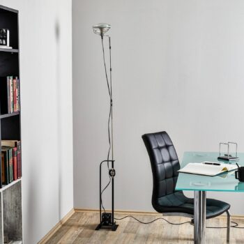 Limitovaná edícia stojacej lampy FLOS Toio, čierna, kov, 195 cm