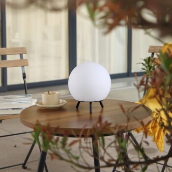 Lindby LED dobíjacia stolová lampa Aurilia, čierna/biela, železo, IP44