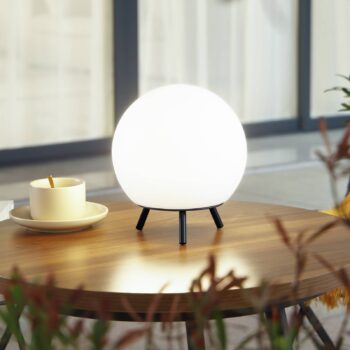 Lindby LED dobíjacia stolová lampa Aurilia, čierna/biela, železo, IP44