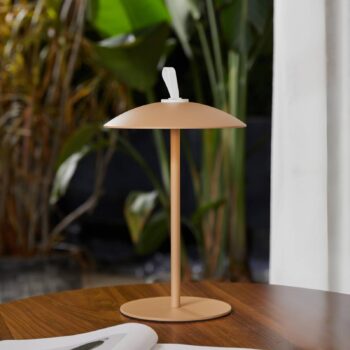 Lindby LED dobíjacia stolová lampa Kanani, hnedá, stmievateľná