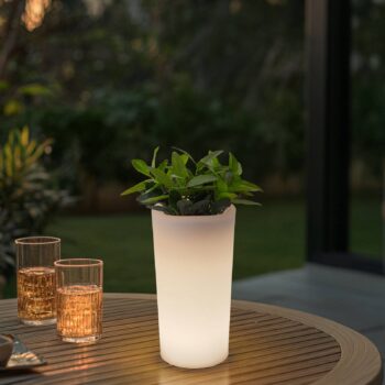 Lindby LED nabíjateľná váza na kvety Florista, RGB, IP54, Ø 12cm, biela