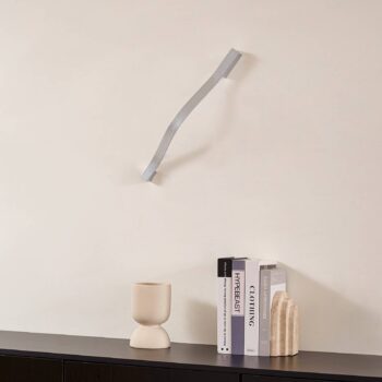 Lindby LED nástenné svetlo Alvon, strieborné, výška 50 cm, kov