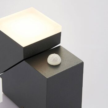 Lindby LED nástenné svietidlo Sally, 15 cm, antracitová farba, IP54, senzor