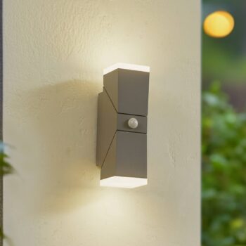 Lindby LED nástenné svietidlo Sally, 22 cm, sivé, IP54, senzor
