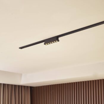 Lindby LED pásik 48 V Lumaro, čierny, 6 bodov, 2,5 cm, stmievateľný
