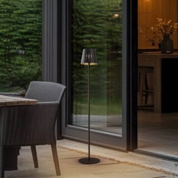 Lindby LED solárna stojacia lampa Hilario, čierna, železo, dobíjacia