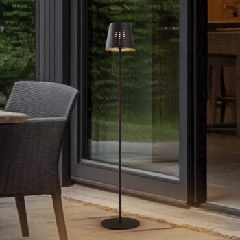 Lindby LED solárna stojacia lampa Hilario, čierna, železo, dobíjacia