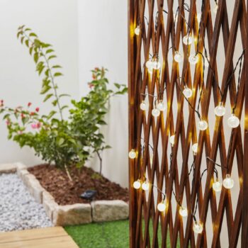 Lindby LED solárna svetelná reťaz Mionel, gule, 30-flg., 635cm