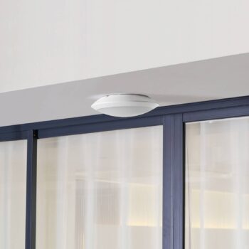 Lindby LED vonkajšie stropné svietidlo Naira, biele, senzor, 30 cm, IP65