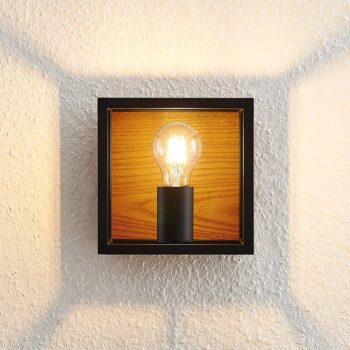 Lindby Miravi nástenné svietidlo s dreveným prvkom