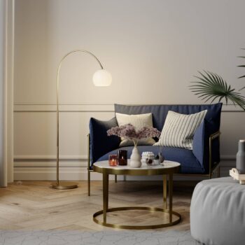 Lindby Oblúková lampa Cynthia, mosadzová farba, sklo, 140 cm, E27