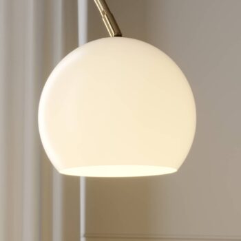 Lindby Oblúková lampa Cynthia, mosadzová farba, sklo, 140 cm, E27
