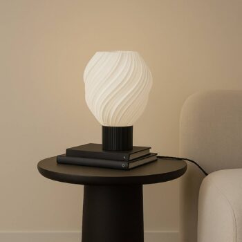 Lindby Stolová lampa Nuvia, výška 39,1 cm, biela, 3D tlač
