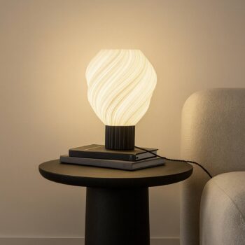 Lindby Stolová lampa Nuvia, výška 39,1 cm, biela, 3D tlač