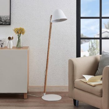 Lindby Tetja stojaca lampa s drevenou tyčou, biela
