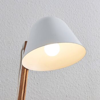 Lindby Tetja stojaca lampa s drevenou tyčou, biela