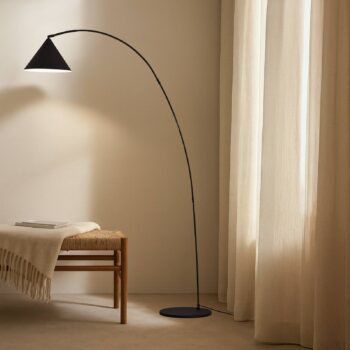 Lindby oblúková lampa Triangolo, čierna, výška 195 cm, kov E27