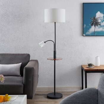 Lindby stojaca lampa Aovan, čierna, odkladací priestor, USB port