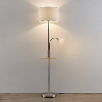 Lindby stojaca lampa Aovan, niklová farba, odkladací priestor, USB port