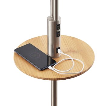 Lindby stojaca lampa Aovan, niklová farba, odkladací priestor, USB port