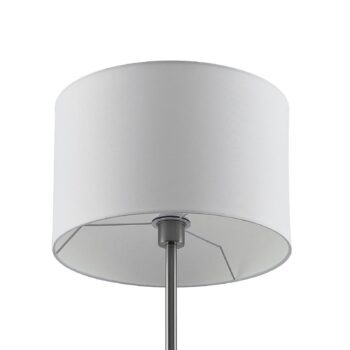 Lindby stojaca lampa Aovan, niklová farba, odkladací priestor, USB port